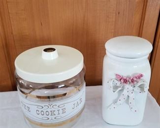 Assorted Pyrex cookie jar and jar (largest is 7")