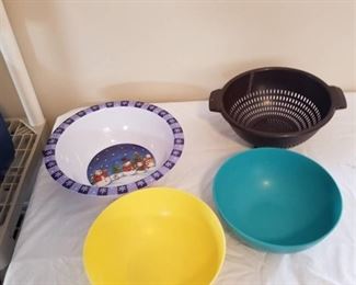 Plastic bowls and strainer