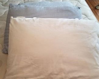 Set of 3 standard pillows