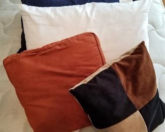 Set of 2 standard pillows and 2 decorative pillows