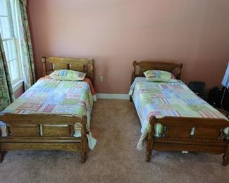 Set of twin beds