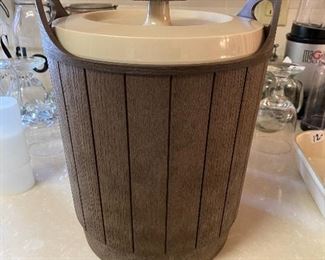 Rubbermaid Ice Bucket