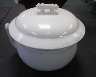 Chamber Pot with Lid