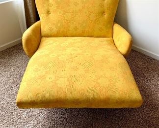 Front view of the chaise.