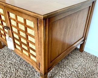 Side view of the table with storage.