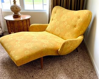 Side view of the chaise.