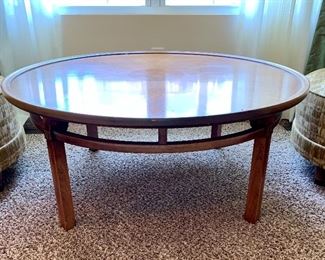 $300 - AUTHENTIC and RARE BEAUTIFUL Thomasville Round Mid-century modern coffee table The detail in the grain is absolutely stunning! American Craftsmanship  42 Diameter 18.5H. Excellent condition.