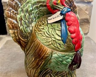Front view of the vintage turkey cookie jar.