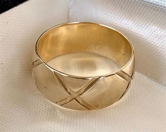 $350. 14K gold ring. 6g. 8mm. 