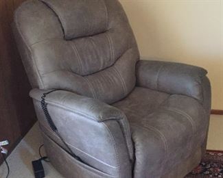 Lift chair - In like new condition. 
