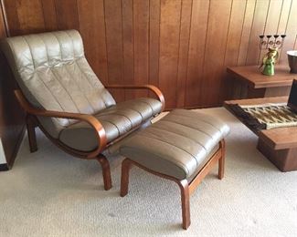 Gorgeous Westnofa Orbit Lounge Chair and Ottoman .