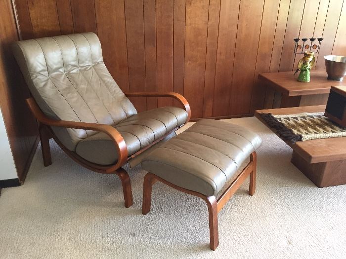 Gorgeous Westnofa Orbit Lounge Chair and Ottoman .