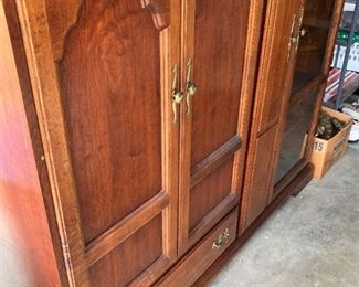 Entertainment cabinet