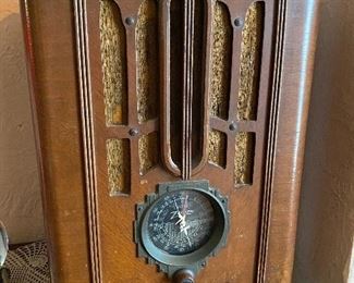 1930s Zenith black dial tube radio.