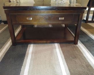 Cocktail table w/top that raises