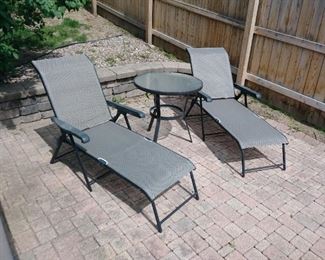 Folding lounge chairs