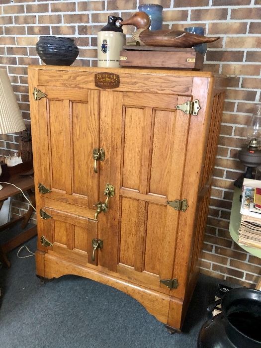 Very Cool 1927 Ice Box! Excellent condition !