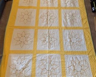 Yellow star child's bed quilt