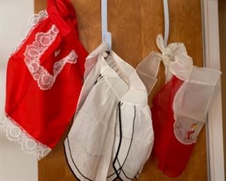 Vintage kitchen aprons, OMG!