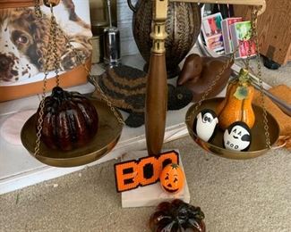 Marble base justice scale with eagle top