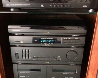 Magnavox stereo w/speakers sold as a set