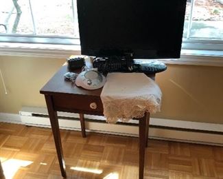Side Table w/Small TV