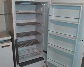 Front load freezer 