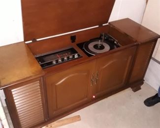 Vintage console HIFI  with working radio and speakers. Untested turntable.  Over all good condition 