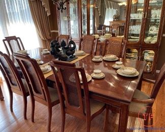 Thomasville Dining Room Table and Chair Set