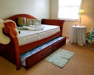 Trundle bed , day bed 