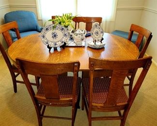 Quarter sawn Oak table, 6 chairs, 5 leaves 