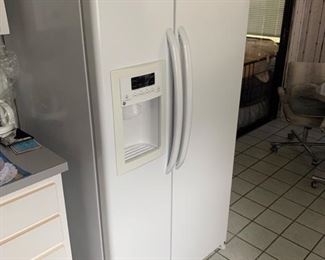 GE Refrigerator in excellent condition,