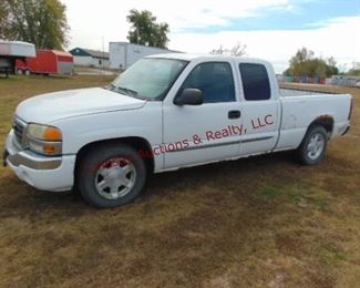 2006 GMC 1500 Sierra Ext Quad Cab short bed,
4x2, 4.8 v8, auto, full pwr, cloth interior, Clean, Vin # ?, showing 315346. miles
(RUNS/DRIVES)
