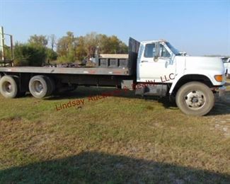 1999 Ford F750 cummins diesel, 6 spd trans,
pwr steer, air brakes, air, AMFM, cloth interior, 20' flatbed, t.a. w/ air lift axle, donkey forklift hook up, showing 097742 miles, Vin# 3FEXF801XXMA16757
(STARTS, RUNS, DRIVES)
