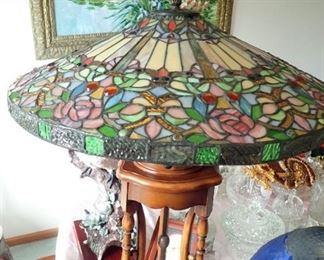 STAINED GLASS LAMP WITH WOOD BASE