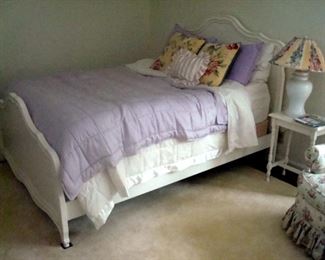 Queen bed. Notice the two pillows which match the lamp shade and comes with another lamp and matching bedding.