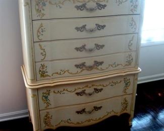 Queen Anne chest of drawers 