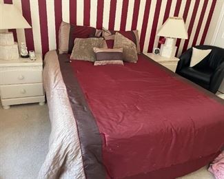 Queen Bedroom set with 2 night stands and dresser