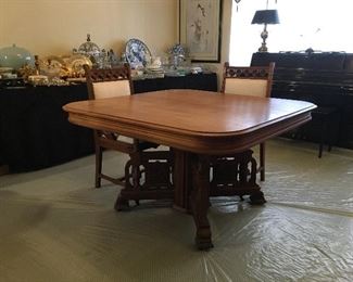 Antique Victorian carved walnut dining table with reo extensions and 4  chairs.