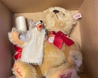 $90.00
Wolf set German exclusive 
EAN 655647. 11” Mohair
LE 632/1500
With box and COA 