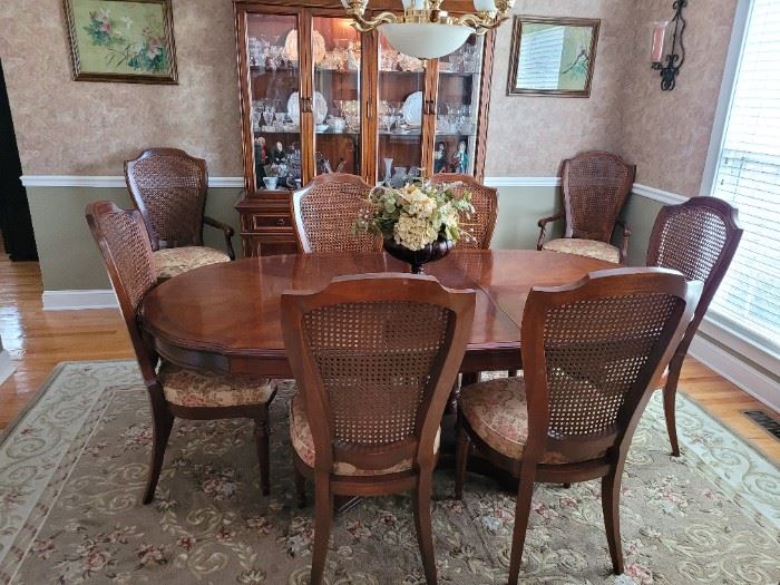Peppler Fine Furniture Genuine Mahogany Dinning Room Table 8 Chairs with extra Leaf & China Hutch, Area Rug