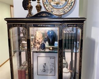 CHINOSERIE CURIO CABINET; HAND PAINTED GERMAN DISH, ART GLASS, ETC