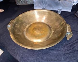 GERMAN ARTS & CRAFTS HAND HAMMERED BRASS BOWL WITH HANDLES