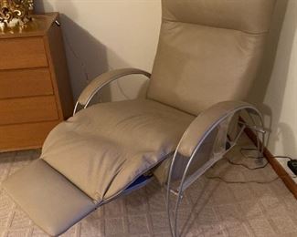 LEATHER LOUNGE CHAIR