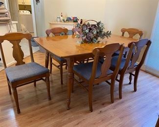Dining Room table w/6 chairs, 2 leafs & table pads