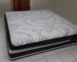 King pillow top mattress 