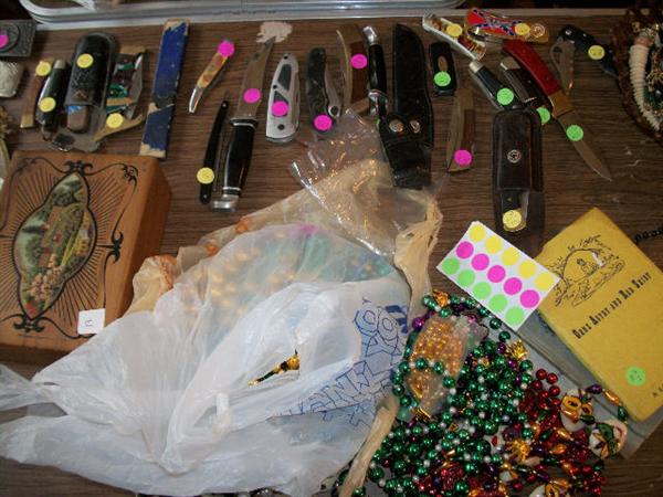 TABLE FULL OF KNIVES, BUCK, SEVERAL CASE XX, COCA COLA, HAND MADE,
CAMILLUS, RANGER, GERBER, IMPERIAL, BOKER, CAMGO, PLUS MANY MORE 30+ KNIVES LAST TEN KNIVES HAVE NOT BEEN PHOTOGRAPHED AS YET.