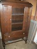 NICE SMALL CHINA CABINET.