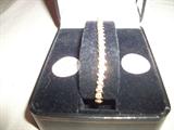 1 CARAT TOTAL WEIGHT DIAMOND AND GOLD TENNIS BRACELET.