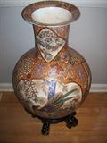 SMALL ORIENTIAL VASE ON STAND